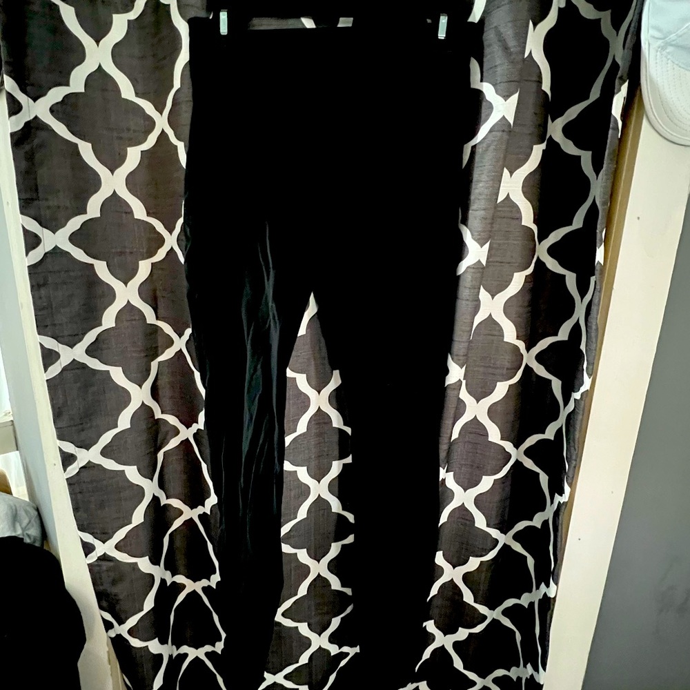 Black leggings, look brand new